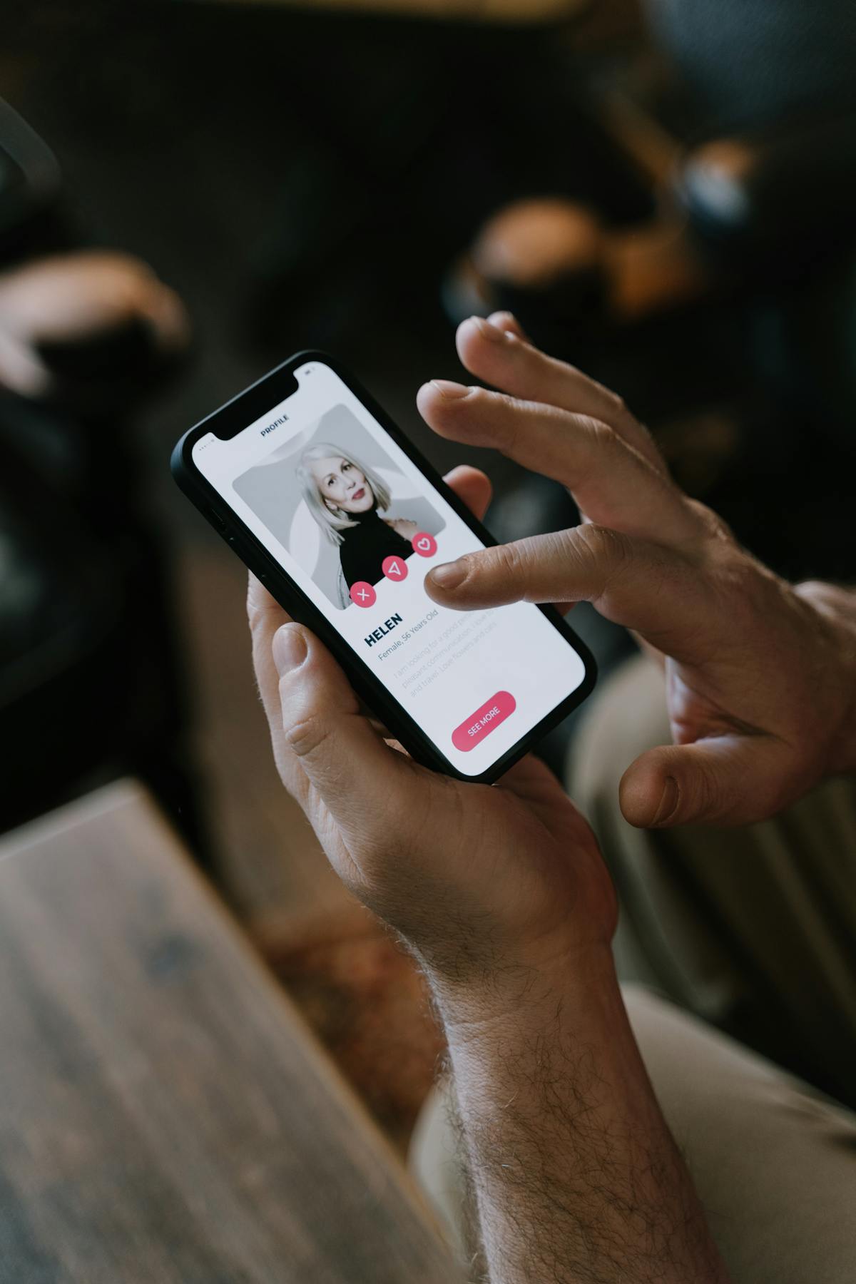 隠れてスマホ操作