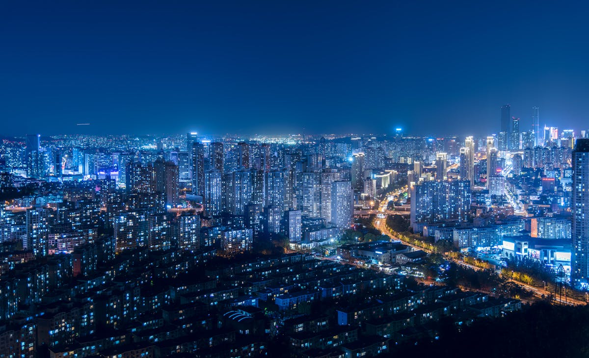 深夜の張り込み調査シーン