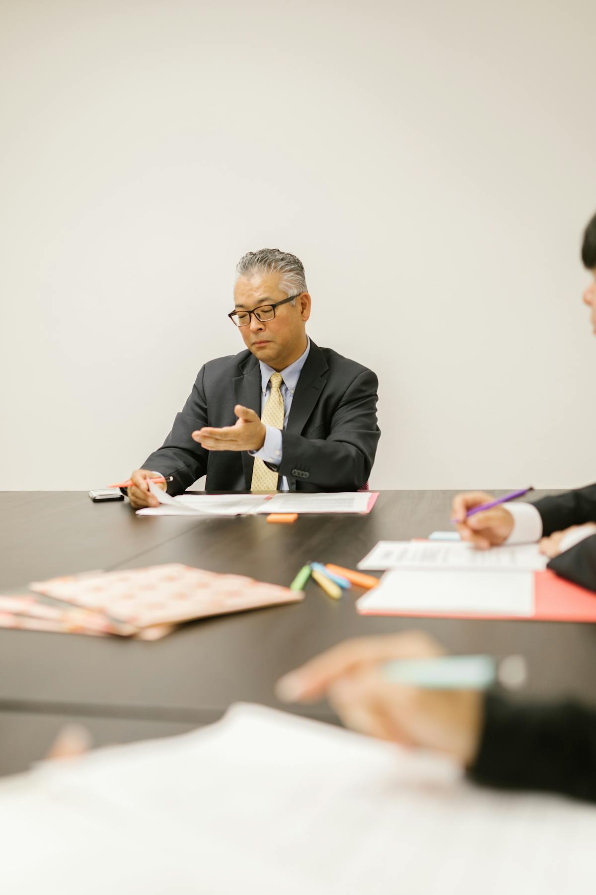 大阪の探偵相談シーン