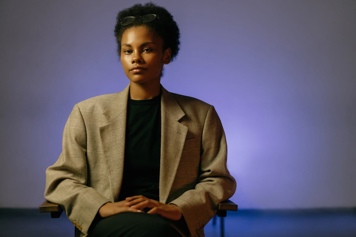 冷静に対応する女性