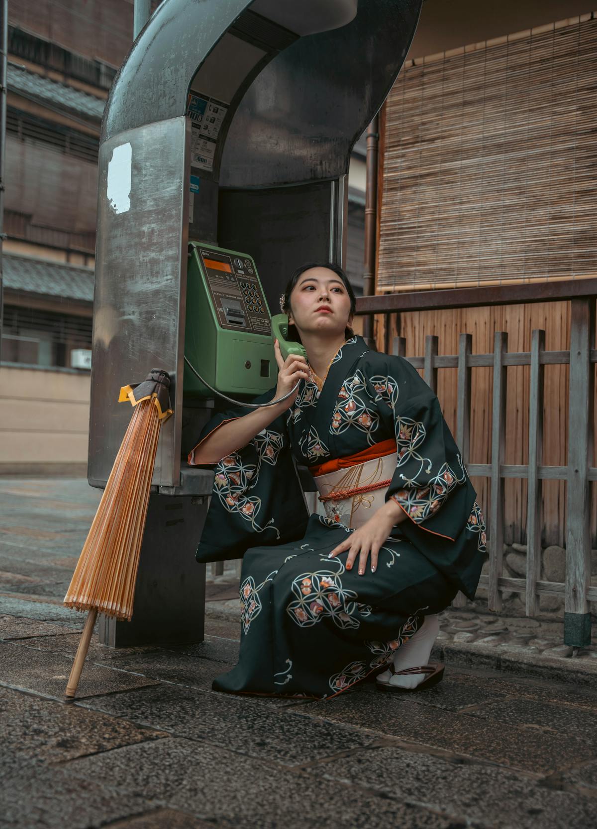 Instagramを見るアジア系女性