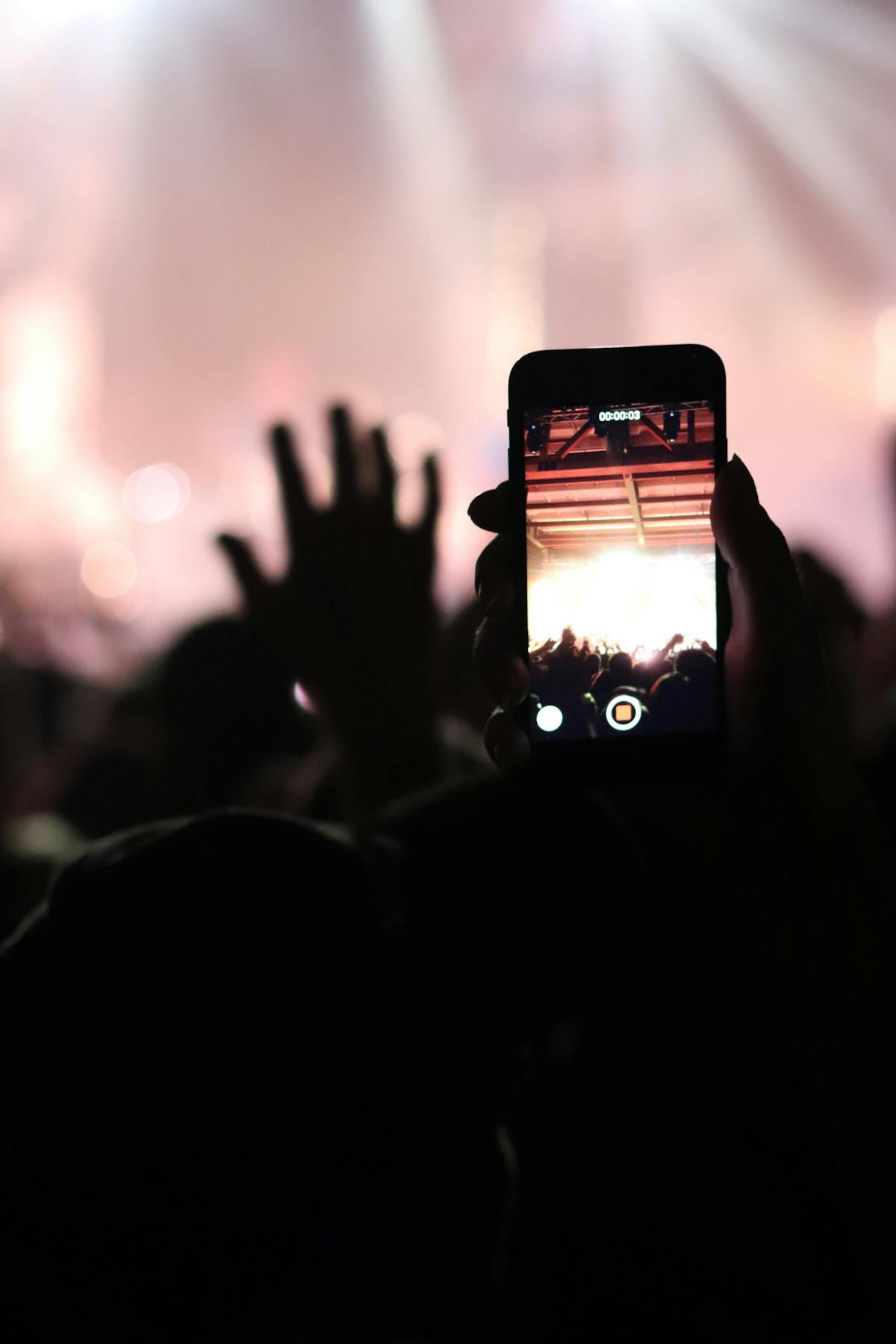 iPhoneを手に持つ女性