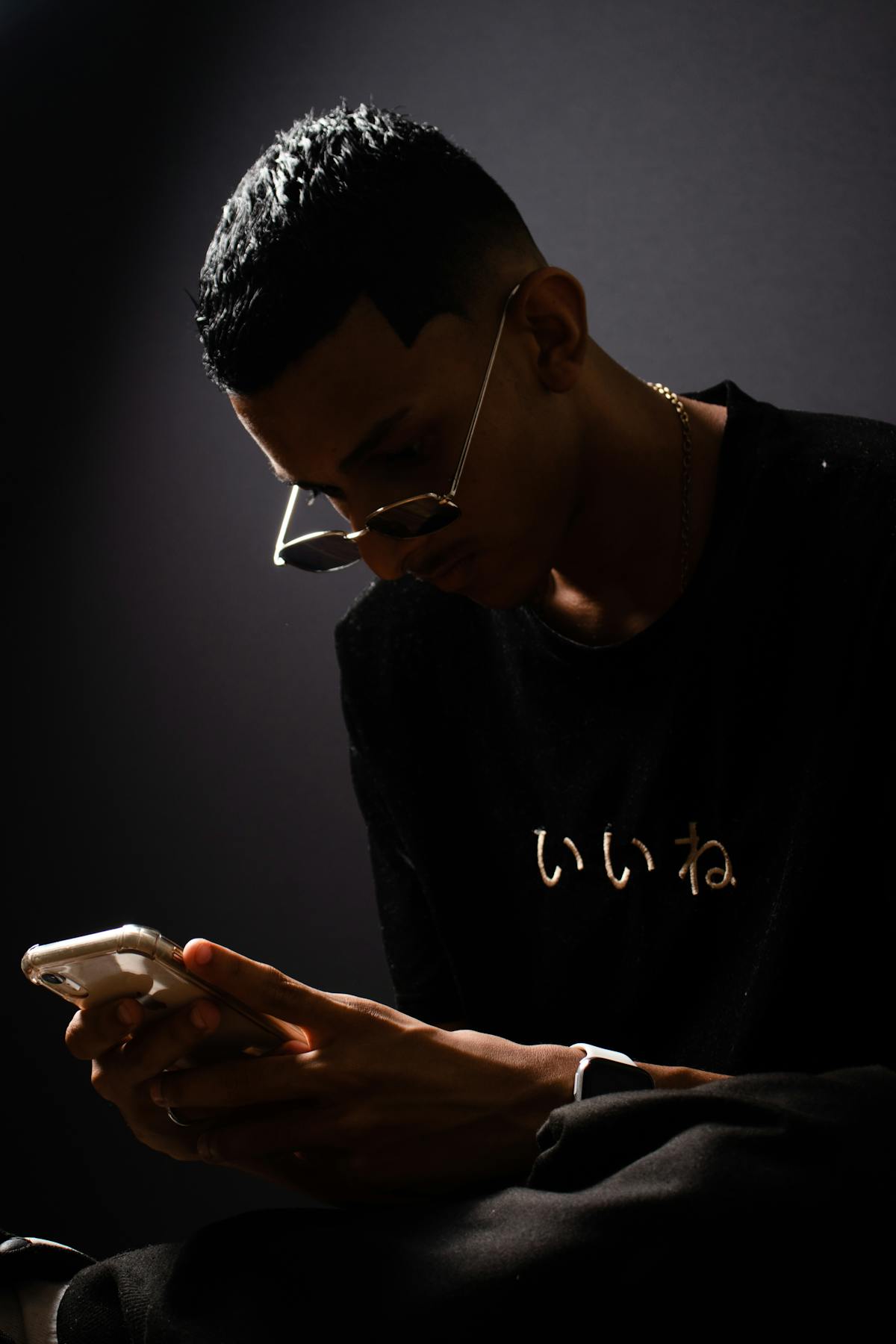 夜にスマホを見るアジア系男性