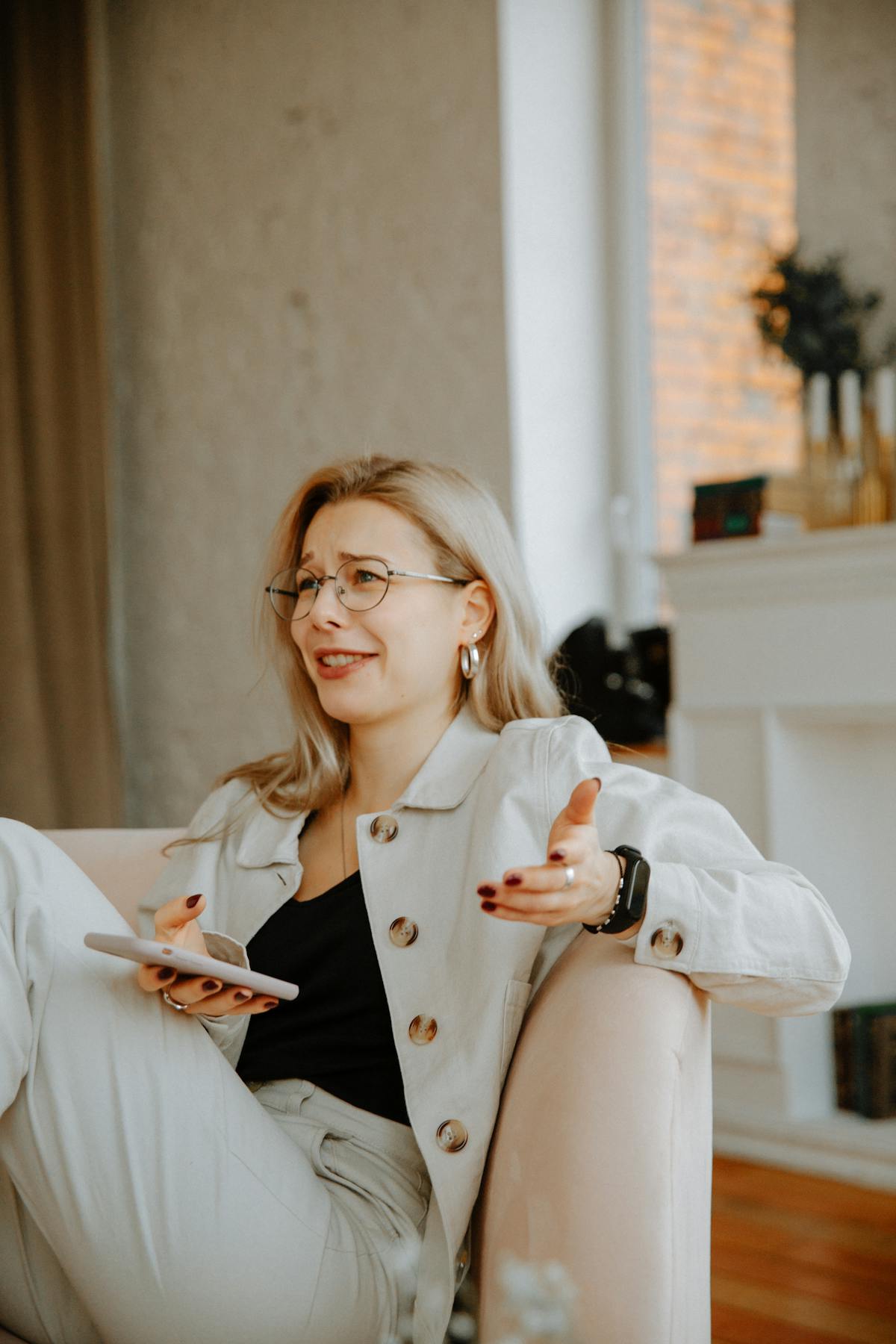 スマホを確認するアジア系女性