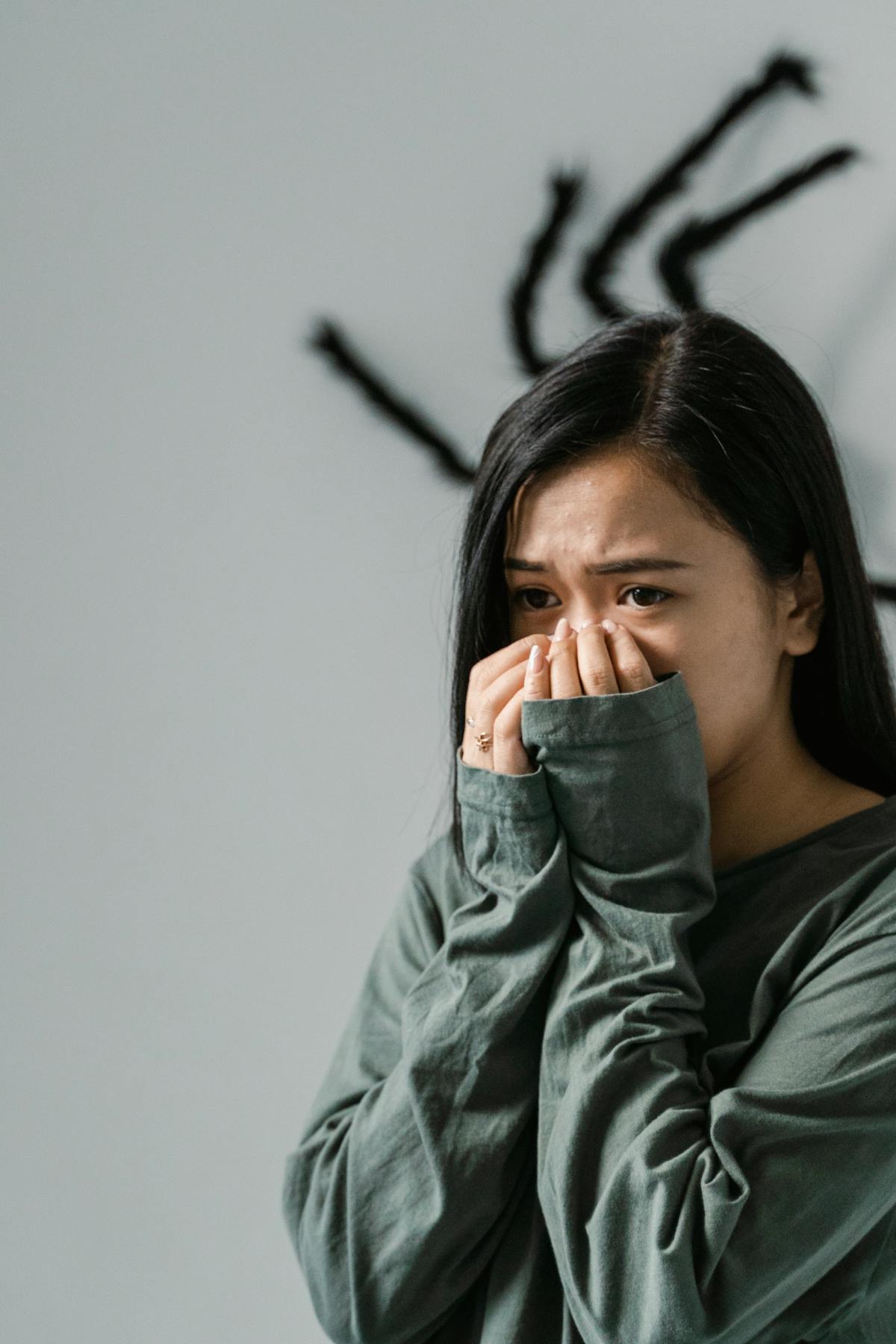 パートナーが怪しいと感じて不安になる女性