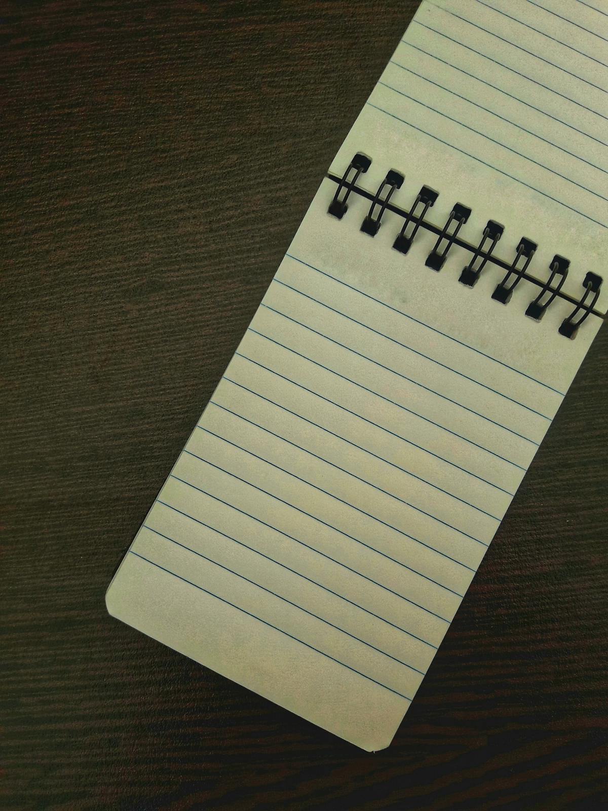 ノートにパートナーの行動を記録する様子